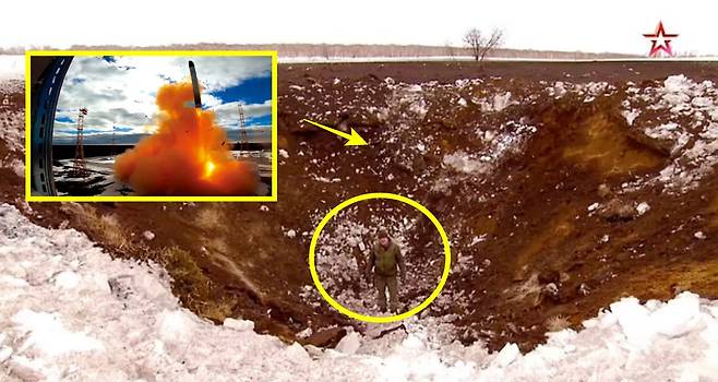 드미트리 로고진 러시아 연방우주국 국장이 사르마트(왼쪽 상자)의 위력을 입증하기 위해 탄두없이 발사된 미사일로 생긴 거대한 구덩이(화살표)를 담은 영상을 공개했다