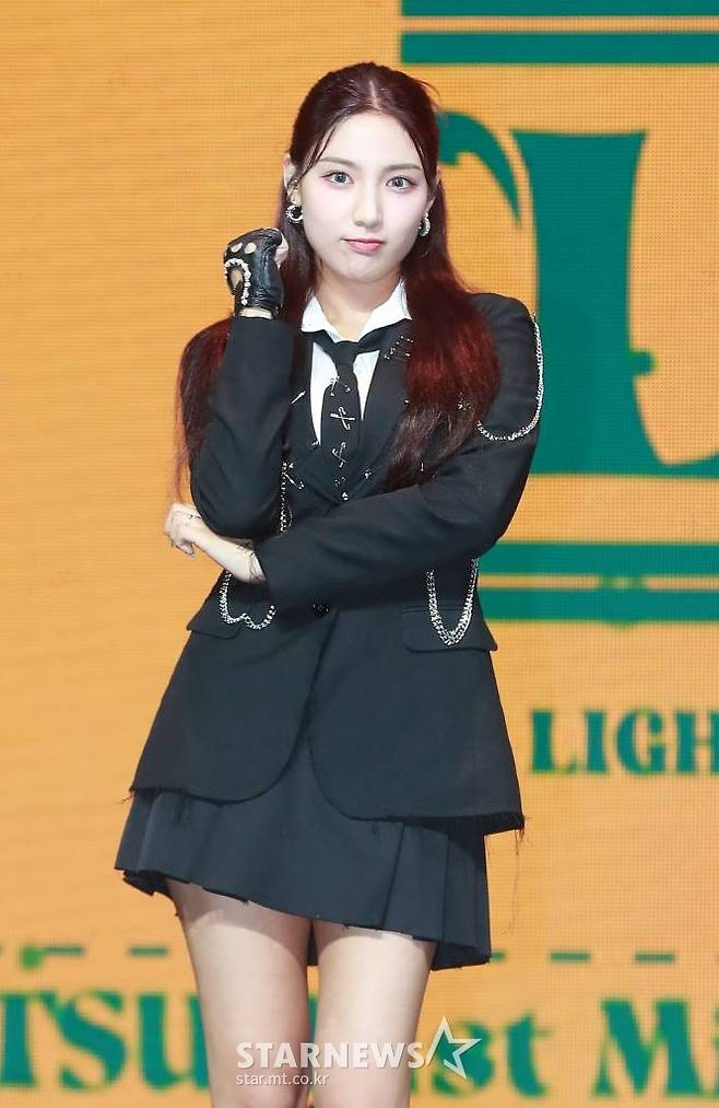 걸그룹 라잇썸(LIGHTSUM) 초원이 24일 오후 서울 용산구 블루스퀘어에서 진행된 첫 미니앨범 `Into The Light`(인투 더 라잇) 발매기념 쇼케이스에서 포즈를 취하고 있다.  이번 앨범에는 타이틀곡 '얼라이브'(ALIVE)를 비롯해 '아이'(i), '굿 뉴스'(GOOD NEWS), '큐'(Q), '바이 바이 러브'(Bye Bye Love) 등 5곡이 수록됐다. /2022.05.24 /사진=이동훈 기자 photoguy@