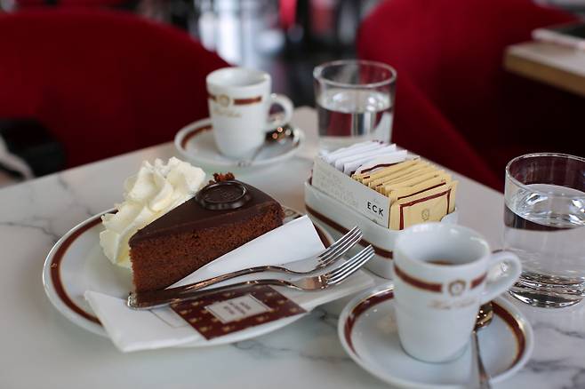 자허 에크의 자허 토르테