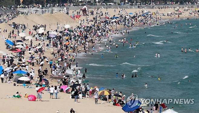 5월의 해운대 인파 [연합뉴스 자료사진]