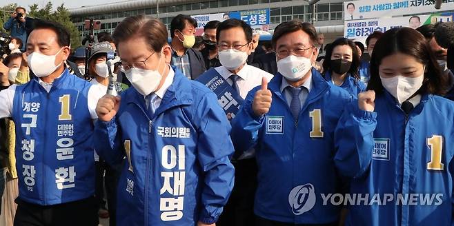 인천 선대위 출정식 참석한 민주당 지도부와 박남춘, 윤환 후보 (인천=연합뉴스) 더불어민주당 이재명 총괄선대위원장 등 지도부가 19일 인천 계양역 광장에서 열린 더불어민주당 인천 선대위 출정식에 참석하고 있다. 왼쪽부터 윤환 계양구청장 후보, 이재명 총괄선대위원장, 박남춘 인천시장 후보, 윤호중, 박지현 비대위원장. 2022.5.19 [국회사진기자단] toadboy@yna.co.kr