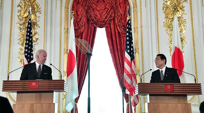 기자회견하는 바이든과 기시다 (도쿄 교도=연합뉴스) 23일 일본 도쿄 영빈관에서 조 바이든 미국 대통령과 기시다 후미오 일본 총리가 정상회담을 마치고 공동 기자회견을 하고 있다.