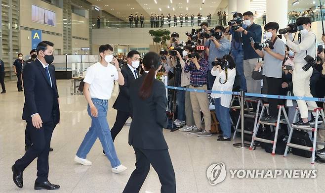 인사하고 공항 떠나는 손흥민 (영종도=연합뉴스) 서대연 수습기자 = 아시아 최초로 영국 프리미어리그 득점왕으로 등극한 손흥민(30·토트넘)이 인천국제공항 제2여객터미널로 귀국해 팬들에게 인사한 뒤 공항을 떠나고 있다.
    손흥민은 2021-2022시즌 프리미어리그에서 23골을 기록하며 리버풀의 무함마드 살라흐와 공동 득점왕에 올랐다. 아시아인이 잉글랜드 프리미어리그(EPL)에서 득점왕을 차지한 것은 이번이 처음이다. dwise@yna.co.kr