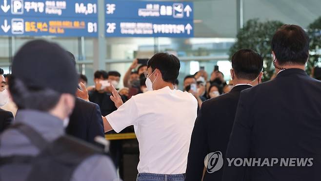 인사하고 공항 떠나는 손흥민 (영종도=연합뉴스) 서대연 수습기자 = 아시아 최초로 영국 프리미어리그 득점왕으로 등극한 손흥민(30·토트넘)이 인천국제공항 제2여객터미널로 귀국해 팬들에게 인사한 뒤 공항을 떠나고 있다.
    손흥민은 2021-2022시즌 프리미어리그에서 23골을 기록하며 리버풀의 무함마드 살라흐와 공동 득점왕에 올랐다. 아시아인이 잉글랜드 프리미어리그(EPL)에서 득점왕을 차지한 것은 이번이 처음이다. dwise@yna.co.kr