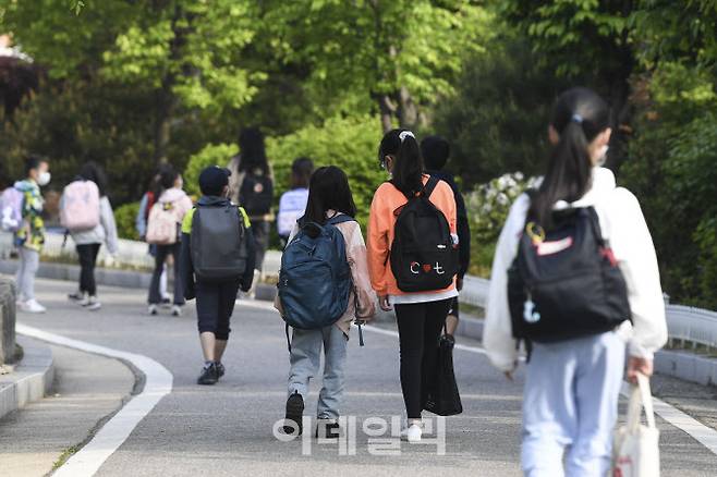 전국 모든 학교에서 정상 등교가 이뤄진 2일 서울 광진구 광장초등학교 학생들이 등교하고 있다.(사진=뉴시스)