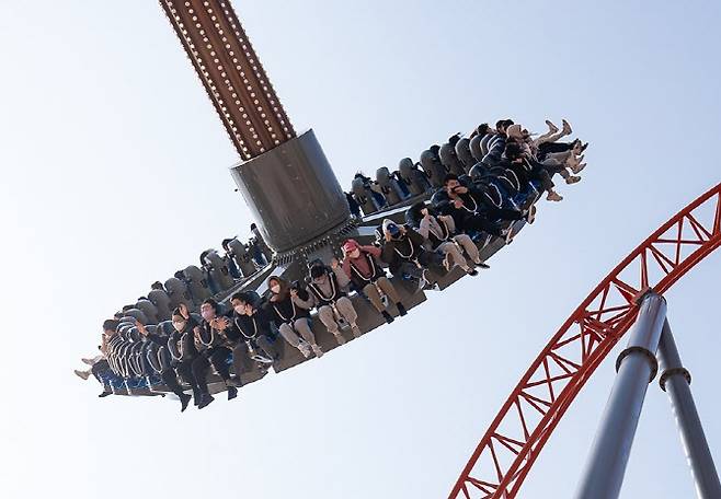 롯데월드 어드벤처 부산 ‘자이언트 스윙’ 놀이기구 모습 (사진=롯데월드 홈페이지 캡처)