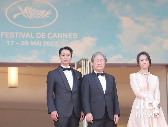 제75회 칸국제영화제(Cannes Film Festival·이하 칸영화제) 경쟁부문 초청작 '헤어질 결심'의 박찬욱 감독과 탕웨이, 박해일이 23일 오후 6시(현지시간) 뤼미에르 대극장(GRAND THEATRE LUMIERE) 월드 프리미어 상영에 앞서 레드카펫을 밟았다. | 칸(프랑스)=박세완 〈사진=JTBC엔터뉴스〉