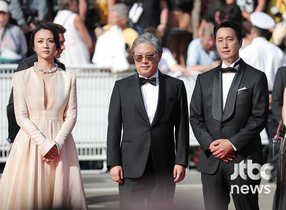 제75회 칸국제영화제(Cannes Film Festival·이하 칸영화제) 경쟁부문 초청작 '헤어질 결심'의 박찬욱 감독과 탕웨이, 박해일이 23일 오후 6시(현지시간) 뤼미에르 대극장(GRAND THEATRE LUMIERE) 월드 프리미어 상영에 앞서 레드카펫을 밟았다. | 칸(프랑스)=박세완 〈사진=JTBC엔터뉴스〉