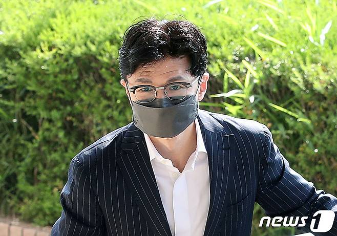 한동훈 법무부 장관이 25일 오전 경기 정부과천청사로 출근하고 있다. 법무부는 지난 24일 공직 후보자 등의 인사 정보 수집·관리를 체계적으로 담당할 인사정보관리단장을 장관 밑에 신설하고, 관련 인력 20명을 증원하는 직제 시행규칙 개정령안을 입법예고 했다. 2022.5.25/뉴스1 © News1 송원영 기자