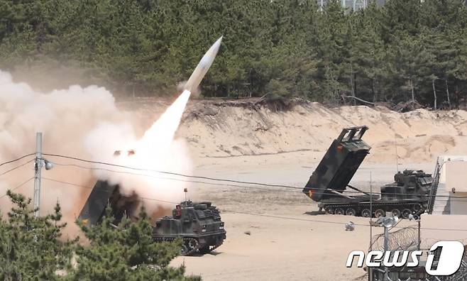 북한이 25일 동해상에 ICBM(대륙간탄도미사일)을 발사한 것으로 알려진 가운데 우리 군이 '현무-Ⅱ', 미군이 ATACMS 등 지대지미사일을 1발씩 동해상으로 발사하며 대응했다. 사진은 미군의 ATACMS 지대지미사일이 발사되는 모습. (합동참모본부 제공) 2022.5.25/뉴스1