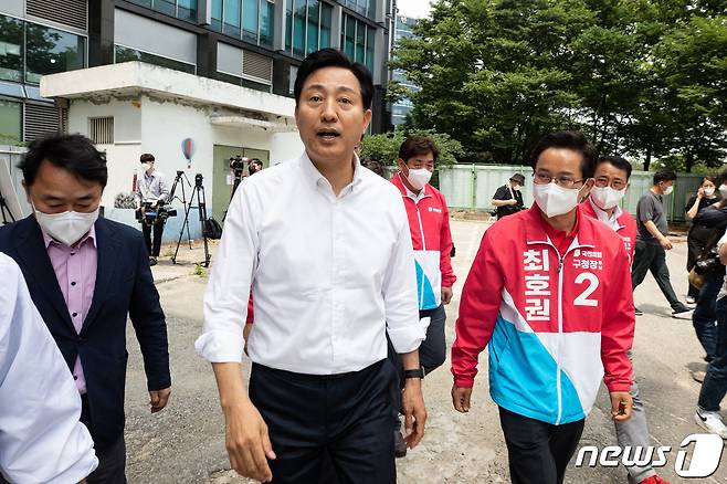 오세훈 국민의힘 서울시장 후보가 25일 서울 영등포구 여의도지구대 앞에서 '글로벌 선도도시 서울 공약'을 발표한 후 이동하고 있다. 2022.5.25/뉴스1 © News1 유승관 기자