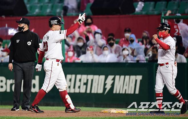 25일 인천 SSG랜더스필드에서 KBO리그 SSG와 롯데의 경기가 열렸다. 4회 1사 만루에서 2타점 적시타를 날린 이재원. 인천=송정헌 기자songs@sportschosun.com/2022.05.25/