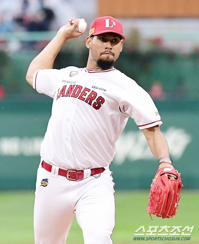 25일 인천 SSG랜더스필드에서 KBO리그 SSG와 롯데의 경기가 열렸다. SSG 선발 폰트가 힘차게 투구하고 있다. 인천=송정헌 기자songs@sportschosun.com/2022.05.25/