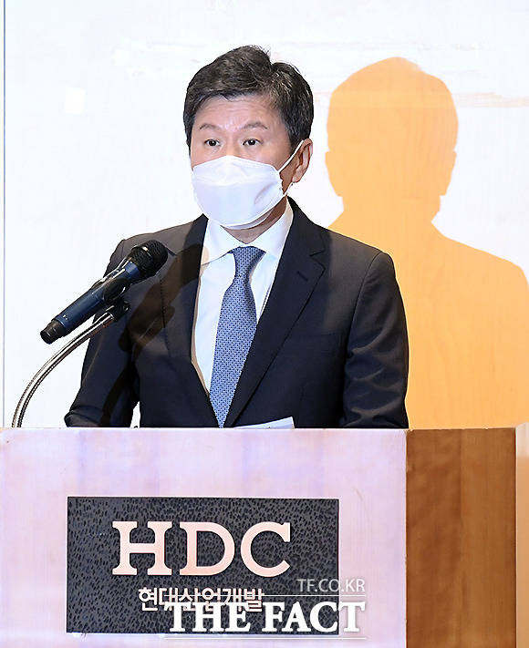 정몽규 HDC글 회장(사진)이 HDC현대산업개발 붕괴 아파트 전면 철거 결단을 내린 가운데 HDC현대산업개발이 부산과 서울 등 사업지에서 시공권 방어에 성공했다. /이새롬 기자