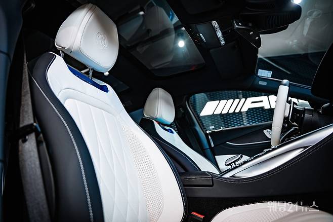 사진 : 'AMG 서울 에디션'의 '메르세데스-AMG GT 43 4MATIC+' MANUFAKTUR 익스클루시브 나파 가죽 (사진제공 : 한성자동차)