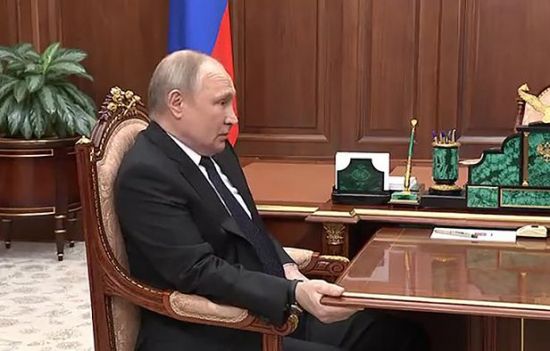 지난달 21일 블라디미르 푸틴 러시아 대통령이 모스크바 크렘린궁에서 세르게이 쇼이구 국방장관과 대화하면서 테이블 모서리를 오른손으로 꽉 붙들고 있다. /사진=트위터 캡처