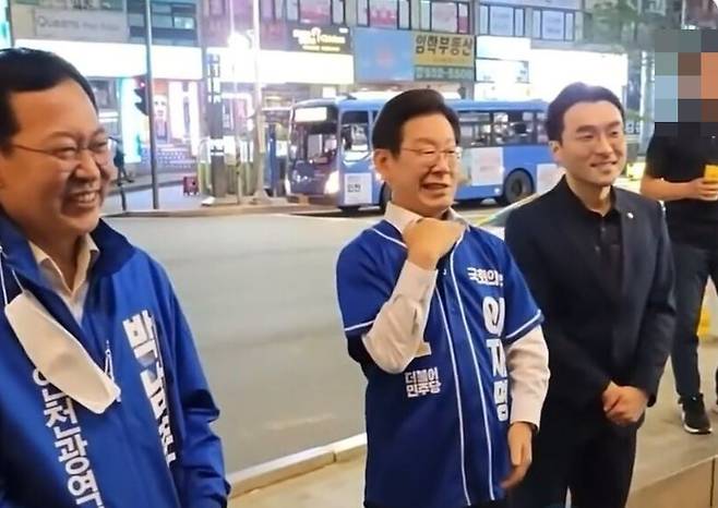 이재명 민주당 후보가 유세 중 손으로 자신의 목을 긋는 동작을 하고 있다. /온라인 커뮤니티