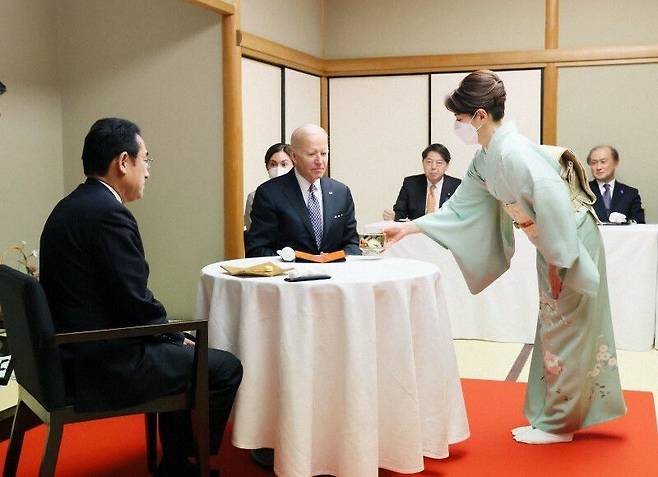 기시다 유코(오른쪽) 일본 총리 부인이 23일 오후 도쿄 고급 연회시설 핫포엔에서 방일한 조 바이든(가운데) 미국 대통령에게 차를 대접하고 있다. 맨 왼쪽에는 기시다 후미오 일본 총리가 앉아 있다. /일본 내각 홍보실