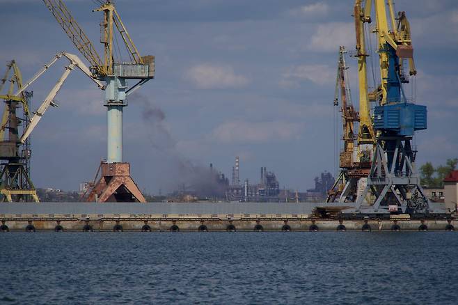 지난달 29일 우크라이나 남부 항구 도시 마리우폴에 있는 아조우스탈(아조프스탈) 제철소 위로 연기가 치솟고 있다. /연합뉴스