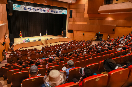 계룡시는 지난 24일 계룡문화예술의전당 대공연장에서 '계룡시 실버예능대회'를 개최했다. 사진=계룡시 제공