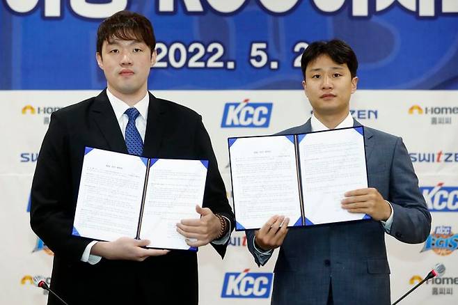 FA를 통해 전주 KCC 이지스에 입단한 이승현, 허웅이 24일 서울 서초구 KCC 본사에서 열린 입단식 및 기자회견에서 계약서에 사인을 마치고 포즈를 취하고 있다. ⓒ 뉴시스