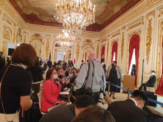 미일 정상 공동 기자회견에 앞서 미국 측 기자들이 대화를 나누고 있다.
