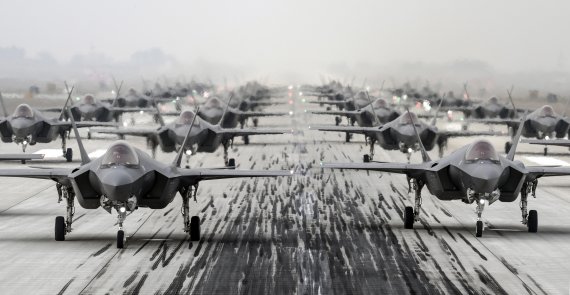 지난 2022년 3월 25일 '엘리펀트 워크' 훈련 중인 공군 F-35A 스텔스 전투기. 사진=국방부 제공