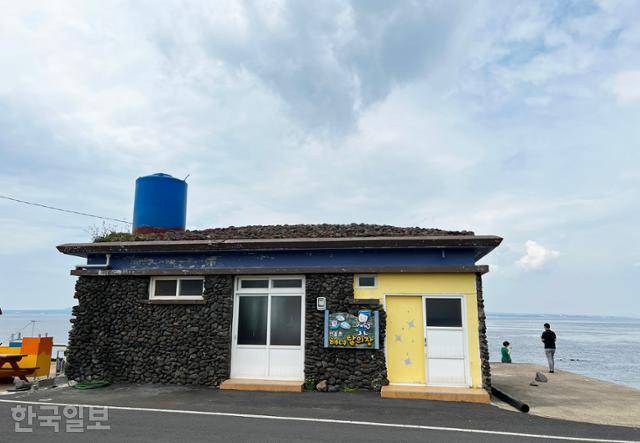 해안도로를 따라가다 보면 곳곳에서 해녀 탈의장을 볼 수 있다.