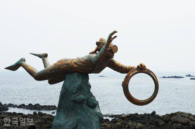 하고수동해변 부근에 설치된 해녀 조형물.