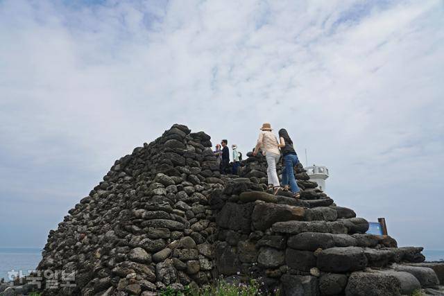 우도 북쪽 끄트머리에 피라미드처럼 세워진 봉수대.