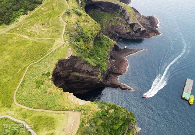 쇠머리오름의 초원과 아찔한 해식동굴.