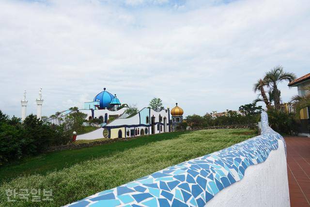 부드러운 곡선의 훈데르트바서파크의 건물들.