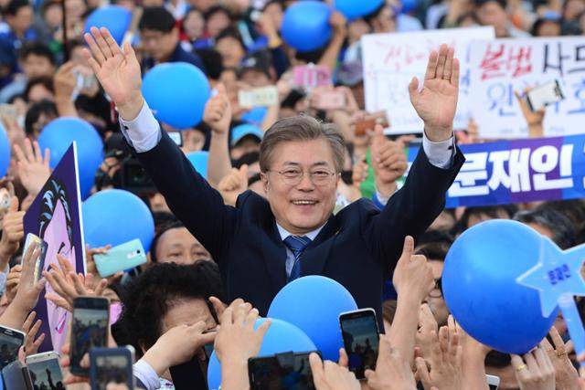2017년 5월 7일 문재인 더불어민주당 대선후보가 광주 송정역 광장에서 손을 들어 지지를 호소하고 있다. 오대근 기자