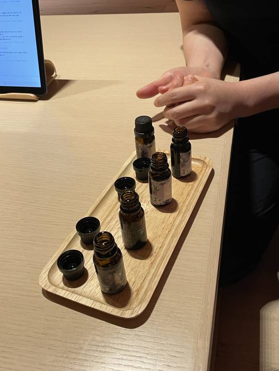 4가지 아로마오일 중 원하는 향으로 마사지를 즐기는 클라리스파