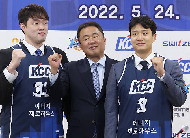 전창진(가운데) 전주 KCC 감독이 이승현(왼쪽), 허웅(오른쪽)과 기념 사진을 찍고 있다. [연합뉴스]