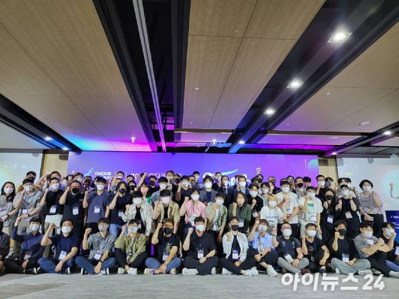 25일 2022 인디크래프트 행사에서 참여자들이 기념 포즈를 취하고 있다.