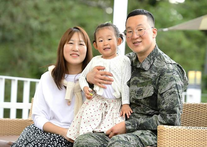 해병대 제9여단에서 복무 중인 박미겔 병장이 5월 가정의 달을 맞아 아내, 딸과 함께 기념사진을 찍고 있습니다. 사진 = 김종훈 하사
