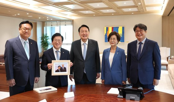 윤석열 대통령이 24일 용산 대통령실 집무실에서 국회의장단을 접견했다. 윤 대통령은 박병석 의장에게 조 바이든 미국 대통령 환영 만찬 당시 함께 찍은 사진 액자를 선물한 후 기념 촬영했다. 왼쪽부터 정진석 부의장, 박 의장, 윤 대통령, 김상희 부의장, 이춘석 사무총장. [사진 대통령실]