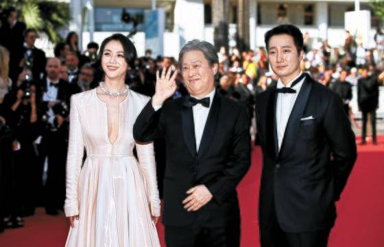 영화감독 박찬욱과 배우 박해일, 탕웨이가 23일 오후(현지시간) 제75회 칸 국제영화제가 열리고 있는 프랑스 남부 칸 ‘팔레 데 페스티벌’(Palais des Festivals)에서 경쟁부문 진출작 영화 ’헤어질 결심' 월드 프리미어 시사회에 참석하기 위해 레드카펫을 지나고 있다. 뉴스1