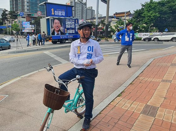 더불어민주당 이광재 강원도지사 후보가 지난 19일 오전 강원 원주시 의료원사거리에서 자전거를 타고 이동하면서 출근길 시민들에게 인사를 하고 있다. [연합뉴스]