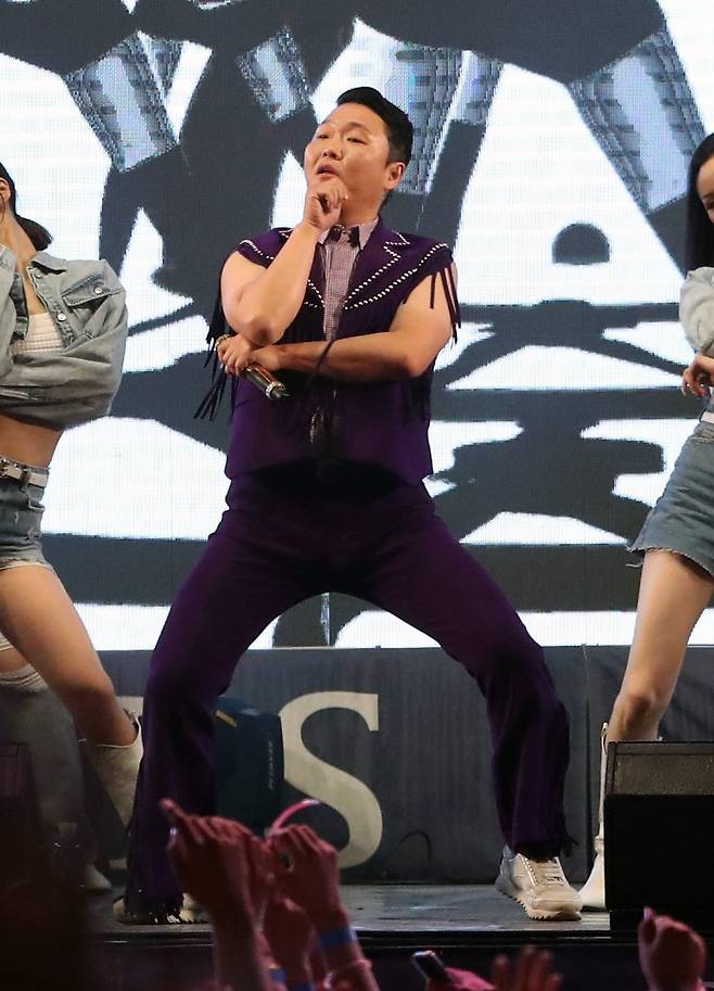 지난 19일 오후 경기 용인 처인구 한국외국어대학교 글로벌캠퍼스에서 3년만에 열린 대동제에서 가수 싸이가 공연을 하고 있다. [뉴스1]