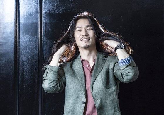 정홍일은 10년 넘게 유지한 긴 머리 유지를 위해 샴푸, 린스, 컨디셔너, 에센스까지 꼬박꼬박 챙겨바르고, 머리 말리는 데에 한 시간 넘게 공을 들여 꼼꼼히 말린다고 했다. '긴 머리 로커' 선배 김경호를 만났을 때를 얘기하며 "저보다 더 열심히 관리하고 계시더라. 펌도 염색도 안하신다"고 전했다. 권혁재 사진전문기자