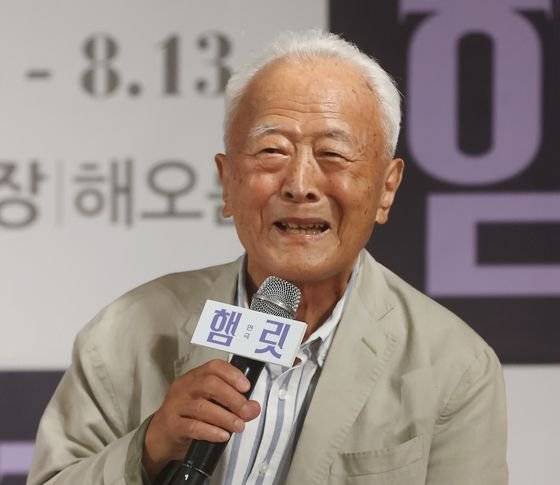 25일 오후 연극 '햄릿' 제작발표회에 참석한 배우 권성덕(81)은 다른 배우들이 탐내는 '무덤파기' 역할을 맡았다. 그는 "그 역을 내놓고 내가 햄릿을 할 걸 그랬다"며 "100세 햄릿이 나올지도 모르겠다, 그때 생각해보겠다"고 농담을 던졌다. 연합뉴스