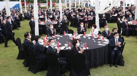 대한민국 중소기업인대회 25일 용산 대통령실 청사 앞 잔디마당에서 열린 2022 대한민국 중소기업인대회에서 윤석열 대통령과 참석 기업인들이 박수를 치고 있다. 대통령실사진기자단