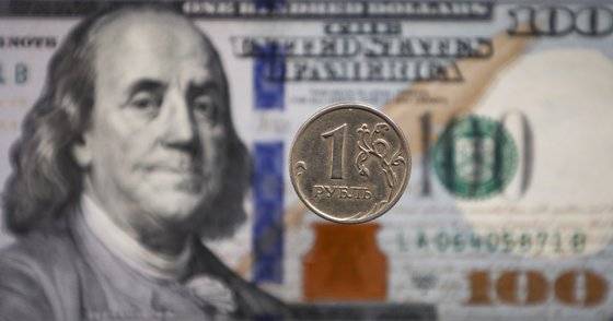 러시아 루블화 동전과 미국 달러 지폐. 연합뉴스