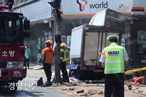 25일 오전 11시16분 쯤 광주 동구의 한 도로에서 음주 운전자 몰던 화물차량이 인도를 덮쳤다. 이 사고로 1명이 숨지고 1명이 다쳤다. 연합뉴스.