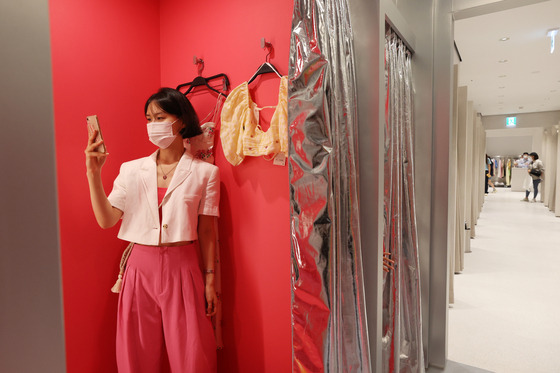 A special fitting room at Zara is launched for the first time. The background and design will change every six weeks. [YONHAP]