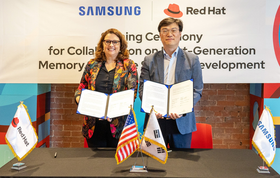 Red Hat Senior Vice President Marjet Andriesse, left, and Samsung Electronics Executive Vice President Bae Yong-cheol pose for a photo during a signing ceremony for memory software development collaboration, on May 13. [SAMSUNG ELECTRONICS]