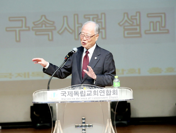 국제독립교회연합회 설립자인 박조준 목사가 2018년 11월 5일 서울 동작구 CTS에서 열린 제6회 국제독립교회연합회 포럼에서 강연을 하고 있다. 국제독립교회연합회 제공