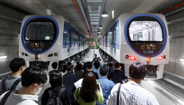 28일 공식개통하는 신림선 도시철도 차량이 24일 서울 동작구 지하차량기지에서 공개됐다. 신림선은 관악구 관악산(서울대)역부터 영등포구 샛강역을 연결한다. 뉴시스